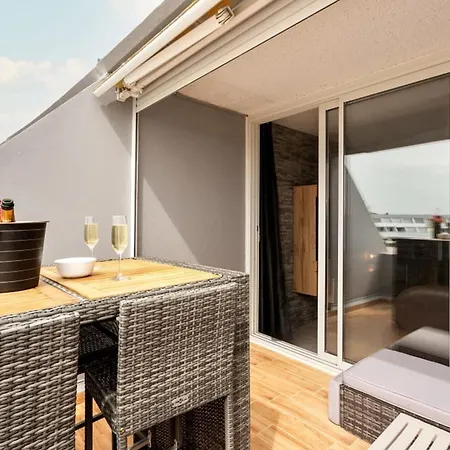 Vakantiehuis Café Loft 1-slaapkamerappartement Met Haven- En Mont Saint-loup-uitzicht *