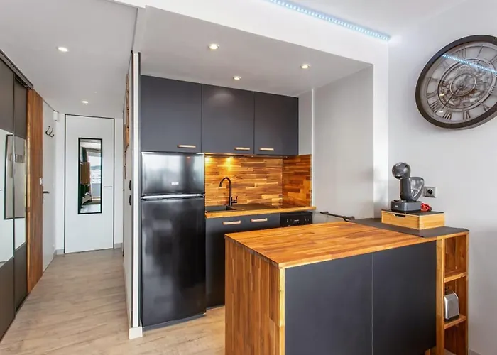 Cafe Loft One-bedroom With Marina & Mont Saint-loup View